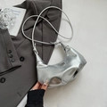 Metallisch silberne Hobo-Tasche für Damen mit minimalistischer Halbmondform und Knoten - Silber Ohne Anhänger