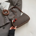 Sac hobo en toile marron avec garniture cuir, breloque cerise et bandoulière - Café Avec Pendentif