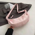 Borsa a mezzaluna plissettata rosa chiaro minimalista con finitura in pelle opaca - Rosa