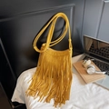 Dettaglio borsa gialla scamosciata con lunghe frange e tracolla dallo stile bohémien - Giallo