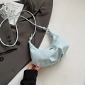 Minimalistische hellblaue Halbmond-Schultertasche aus mattem Leder mit Metalllogo - Blau Ohne Anhänger