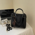 Klassische schwarze Tragetasche aus Premium-PU-Leder mit goldenen Beschlägen - Schwarz (Mit Anhänger) / Schwarz