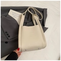 Elegante borsa a secchiello in pelle crema con goffratura fashion e piedini in metallo - Bianco Senza Pendente