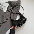 Glänzende schwarze Lackleder Hobo-Tasche mit geknotetem Riemen und Metall-Logo - Schwarz ohne Anhänger