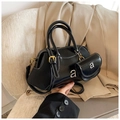 Détail d'un sac Boston noir brillant avec surpiqûres blanches et mini porte-monnaie - Taille unique / Noir