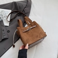Borsa a secchiello in pelle scamosciata marrone con chiusura a scatto e tracolla chic - Marrone