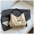 Detalle de un bolso tote beige con un oso de peluche y etiqueta de logo en cuero - Beige (Con Colgante)