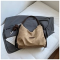 Vista plana del bolso tote retro caqui con colgante de oso sobre traje gris y ropa de cama - Caqui (Con Colgante)