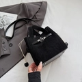 Elegante borsa a secchiello in pelle scamosciata nera con chiusura in metallo argento - Nero