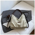 Detalle de bolso tote grande con amuleto de oso y cinta sobre una chaqueta gris - Gris (Con Colgante)