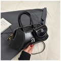Bolso de mano Boston negro con costuras blancas y letra decorativa a con mini bolsa - Negro