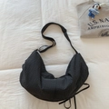 Borsa a tracolla minimalista a scacchi bianchi e neri a forma di mezza luna con cinturino - Nero