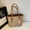 Minimalistische beige Tragetasche mit braunen Griffen und süßem Plüschbär-Anhänger - Mit Anhänger / Khaki