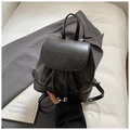 Eleganter schwarzer Kunstlederrucksack mit Kordelzug und stilvoller Klappenprägung - Schwarz