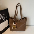 Détail du sac cabas marron foncé en cuir avec un joli pendentif en peluche ours - Marron avec Pendentif
