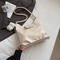 Borsa tote crema in finta pelle con tracolla e ciondolo a forma di orsetto carino - Bianco Sporco