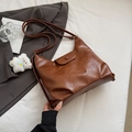 Borsa hobo chic in pelle marrone lucida con tracolla e ciondolo orsetto di peluche - Marrone