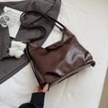 Borsa hobo marrone scuro in ecopelle con tracolla regolabile e ciondolo a forma di orso - Marrone