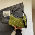 Avocado-grüne Schultertasche mit Perlenbesatz und verstellbarem schwarzen Lederriemen - Grün