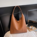 Große hellbraune geflochtene Hobo-Schultertasche für Damen aus hochwertigem Kunstleder - Braun