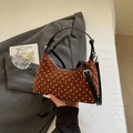 Braune Wildleder-Achseltasche mit Steppmuster und roségoldenen Nieten-Details - Braun