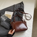 Borsa a tracolla vintage in pelle cerata marrone scuro con finitura lucida e manici a nodo - Marrone senza ciondoli