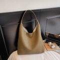 Grand sac hobo tissé vert olive avec large bandoulière pour des tenues d'été décontractées - Vert