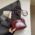 Piccola borsa quadrata retrò in pelle cerata bordeaux scuro con tracolla regolabile - Rosso Vino Senza Pendente