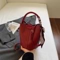 Rote gewebte Eimertasche mit schickem Schalgriff und abnehmbarem Schultergurt - Burgunderrot