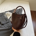 Dunkelbraune gewebte Beuteltasche im Retro-Stil mit Seidenschal und langem Gurt - Kaffeebraun