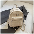 Sac à dos chic à motif damier beige avec garnitures argentées pour un look estival - Blanc Cassé