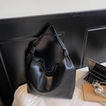 Minimalistische schwarze Hobo-Tasche aus weichem Leder mit großem Fassungsvermögen - Schwarz
