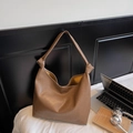 Dunkelbraune große Hobo-Tasche mit Knotendetail am Schultergurt und gelbem Innenfutter - Braun
