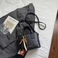 Vue détaillée du sac seau en cuir noir mat avec clous dorés et pendentif en perles de bois - Noir (Avec Pendentif) / Noir Avec Pendentif