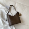 Sac hobo tissé à la main marron café avec charm ours en peluche et bandoulière réglable - Café avec Pendentif