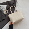 Sac seau plissé crème chic avec poignées nouées présenté en scène lifestyle - Blanc Cassé