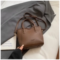 Dunkelbraune Handtasche aus Leder mit Kieselstruktur und abnehmbarem Schultergurt - Ohne Anhänger / Braun