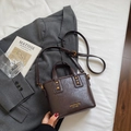Dunkelbraune PU-Eimertasche mit goldfarbenen Nieten und verstellbarem Schultergurt - Braun Ohne Anhänger