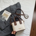 Modische beige-braune Eimertasche mit Plissee-Textur und verstellbarem Riemen - Cremeweiß (Ohne Anhänger)