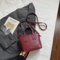 Dunkelrote Vintage Eimertasche mit Tragegriff und goldenen Nietendetails für Damen - Ankararot Ohne Anhänger