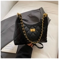 Gros plan du sac hobo en cuir noir matelassé avec chaîne dorée et boucle carrée en métal - Matelassé Losange Noir Grand