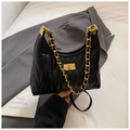Détail d'un sac cabas noir matelassé avec bandoulière chaîne dorée et fermoir pivotant - Matelassé en V Noir Grand