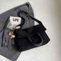 Borsa tote nera con ciondolo da baseball su blazer grigio, borsa a tracolla vintage - Nero con ciondolo