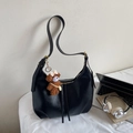 Sac à épaule Hobo noir rétro avec un pendentif ours en peluche et bandoulière - Avec Pendentif Ours / Noir avec pendentif