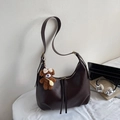 Sac à épaule hobo marron foncé avec texture litchi et pendentif ours mignon - Avec Pendentif Ours / Café avec Pendentif