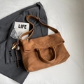 Grande borsa tote marrone opaca con manico superiore e tracolla in stile moderno - Marrone con ciondolo