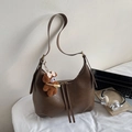 Sac bandoulière marron en similicuir avec double fermeture éclair et ours en peluche - Avec Pendentif Ours / Beige Kaki Avec Breloque