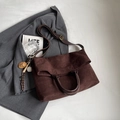 Grande borsa tote marrone scuro in pelle scamosciata con ciondoli a tema baseball - Caffè con Ciondolo