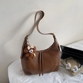 Sac bandoulière marron caramel avec texture grainée et détail de breloque ours - Avec Pendentif Ours / Marron avec pendentif