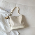 Schicke gewebte Beuteltasche in Creme mit Lederbesatz und dekorativem Perlen-Quasten-Anhänger - Weiß